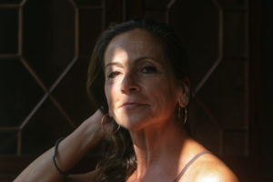 Porträtt av Ana Meleiro, yogainstruktör och terapeut